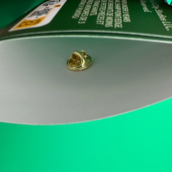 Loungefly Wicked Enamel Pins Set of 2 - Glinda and Elphaba NWT - Picture 8 of 8